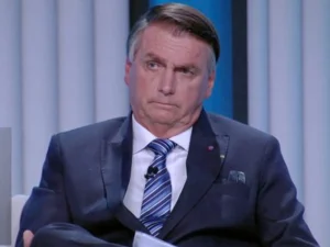 Bolsonaro enfrenta Natal com cirurgia na vista