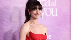 Anne Hathaway revela música brasileira mais ouvida em 2025 e surpreende fãs