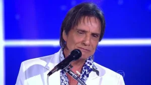 Roberto Carlos volta aos palcos hoje após acidente de carro