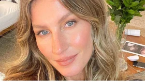 Gisele Bündchen usa colar com dica sobre nome do filho caçula agora